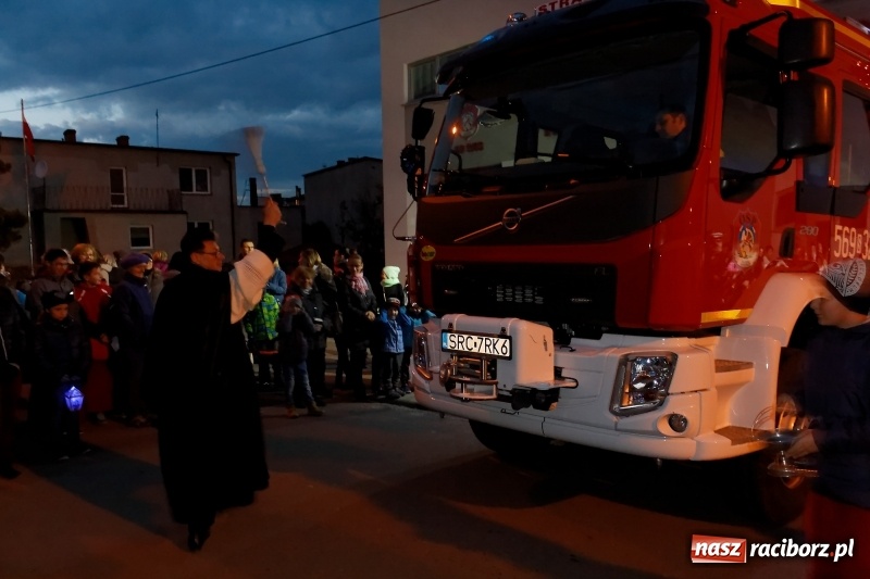Zdjęcie w galerii na portalu naszraciborz.pl: A w Markowicach święty Marcin, koń i volvo w tle wiadomości z regionu