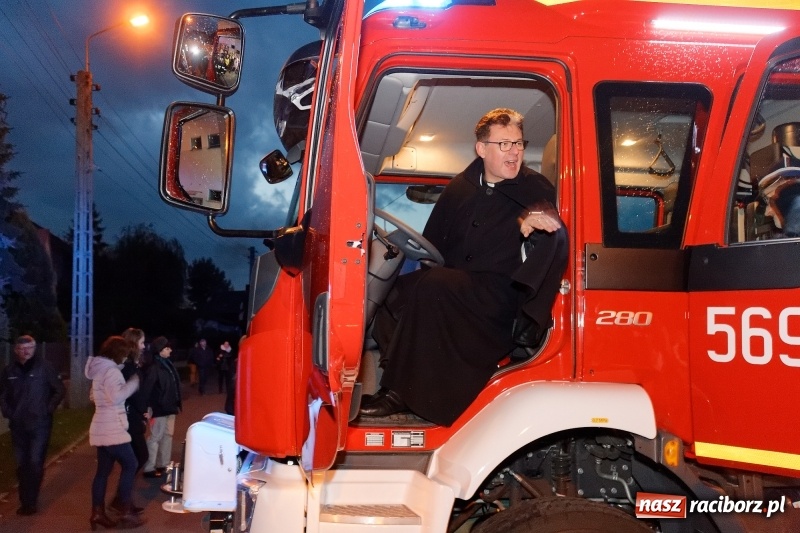 Zdjęcie w galerii na portalu naszraciborz.pl: A w Markowicach święty Marcin, koń i volvo w tle wiadomości z regionu