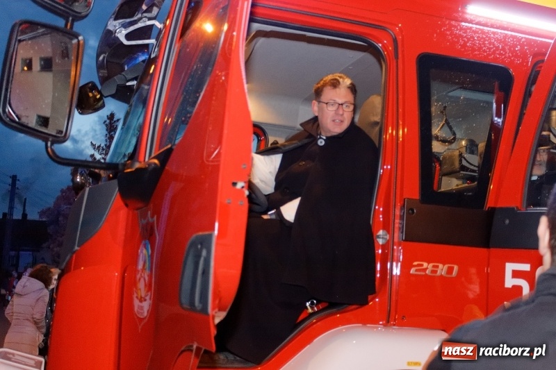 Zdjęcie w galerii na portalu naszraciborz.pl: A w Markowicach święty Marcin, koń i volvo w tle wiadomości z regionu