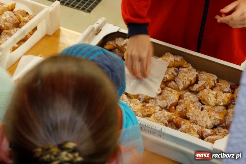 Zdjęcie w galerii na portalu naszraciborz.pl: A w Markowicach święty Marcin, koń i volvo w tle wiadomości z regionu