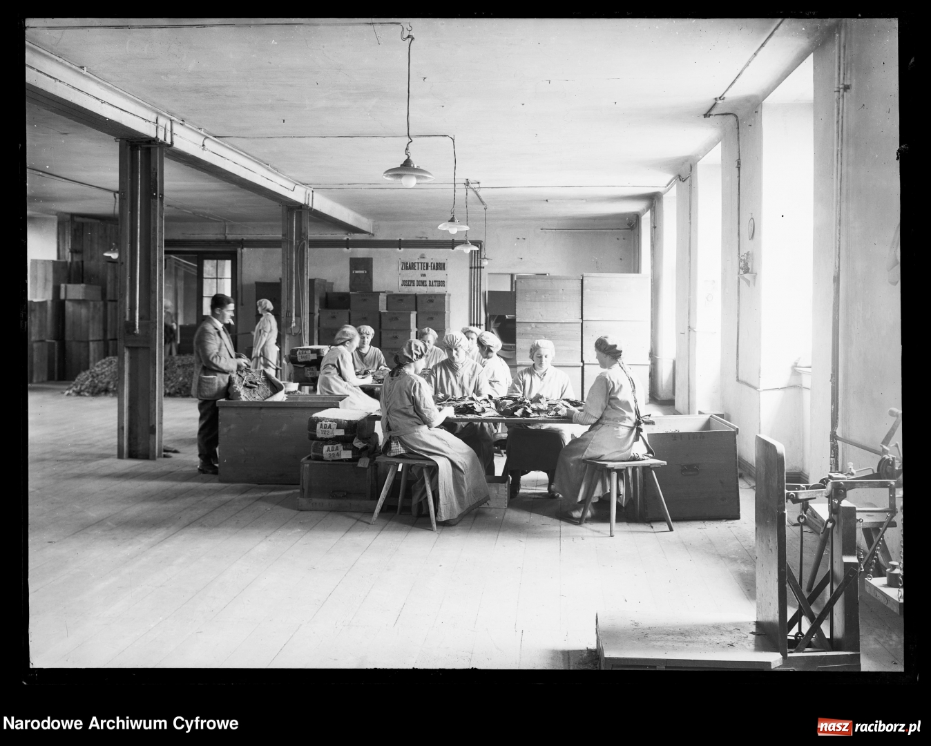 Zdjęcie w galerii na portalu naszraciborz.pl: Raciborskie imperium tytoniowe Domsów na starej fotografii  wiadomości z regionu