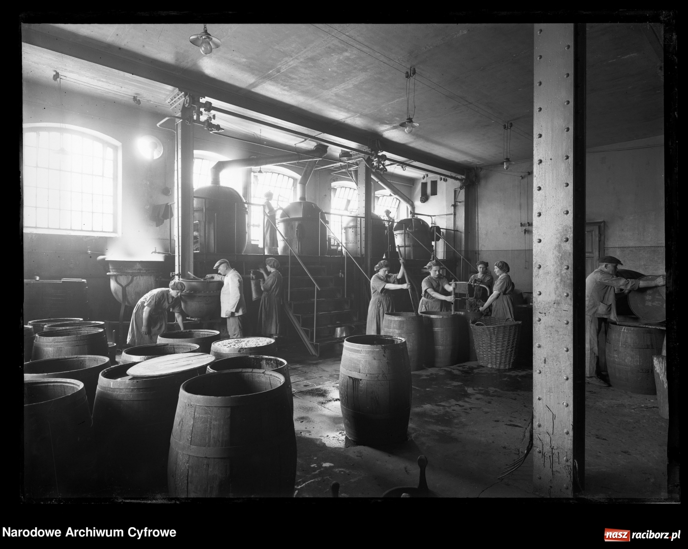 Zdjęcie w galerii na portalu naszraciborz.pl: Raciborskie imperium tytoniowe Domsów na starej fotografii  wiadomości z regionu