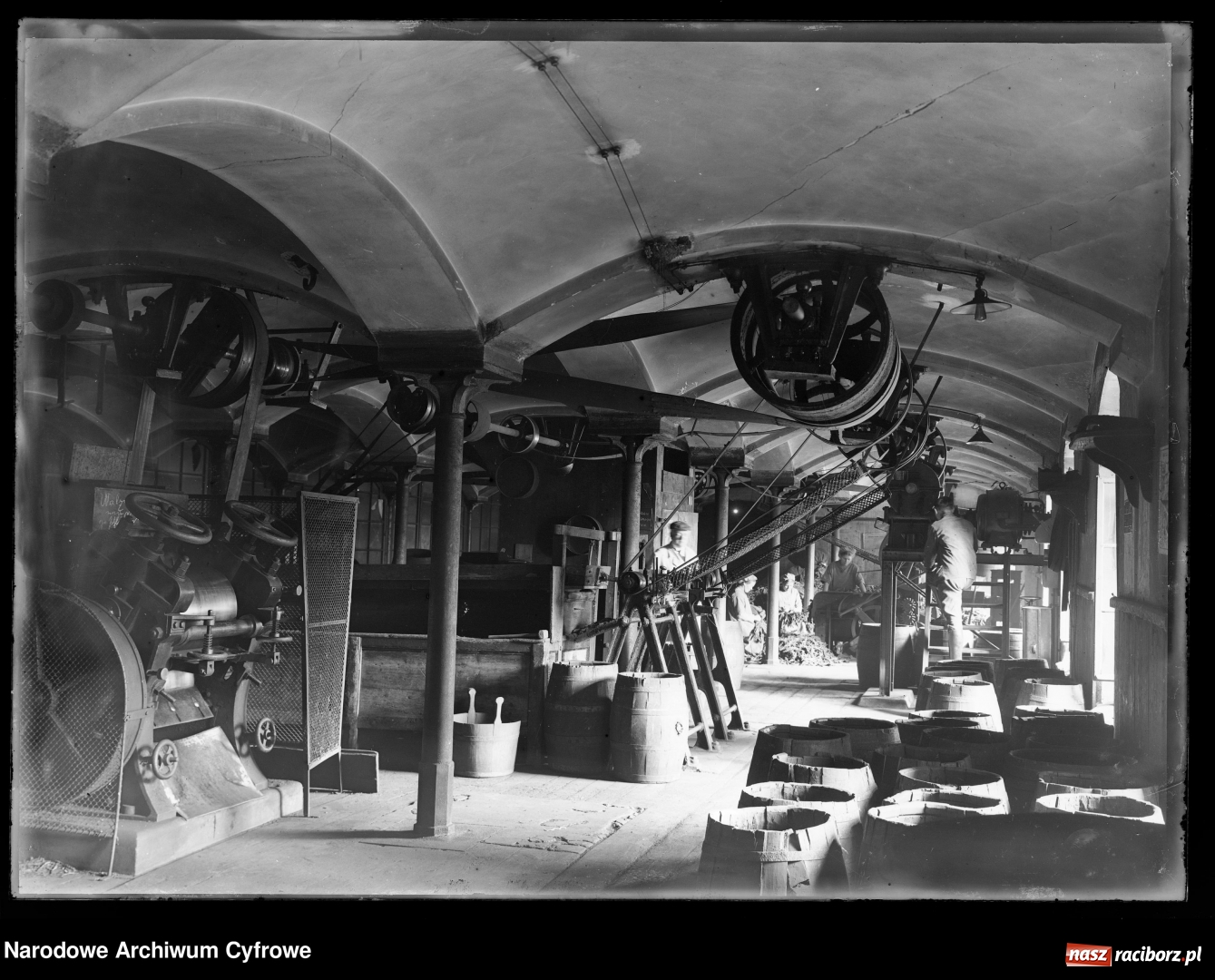 Zdjęcie w galerii na portalu naszraciborz.pl: Raciborskie imperium tytoniowe Domsów na starej fotografii  wiadomości z regionu