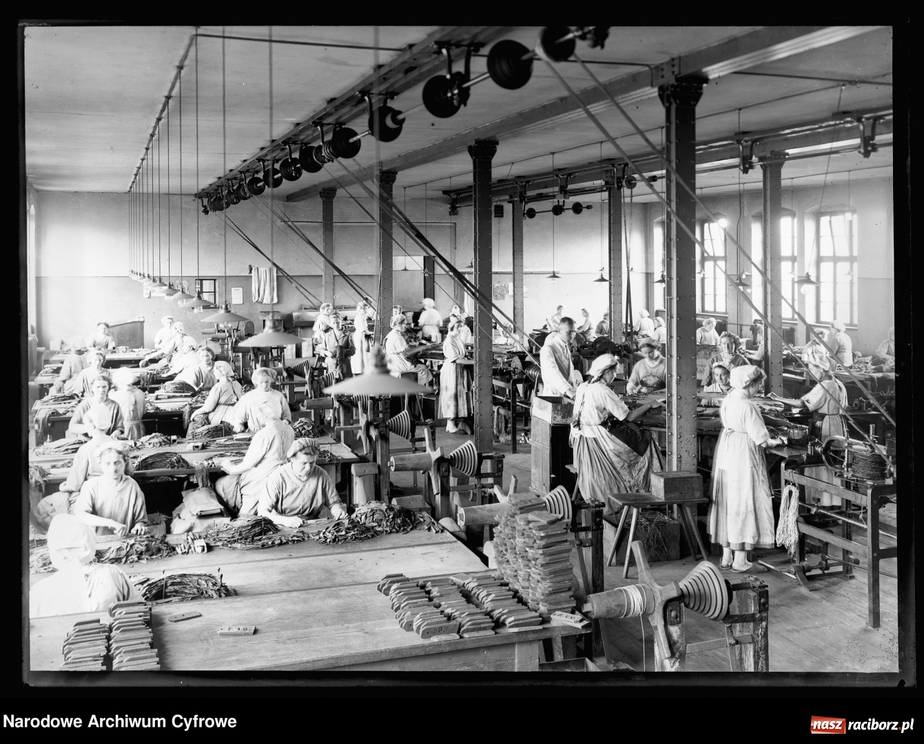 Zdjęcie w galerii na portalu naszraciborz.pl: Raciborskie imperium tytoniowe Domsów na starej fotografii  wiadomości z regionu