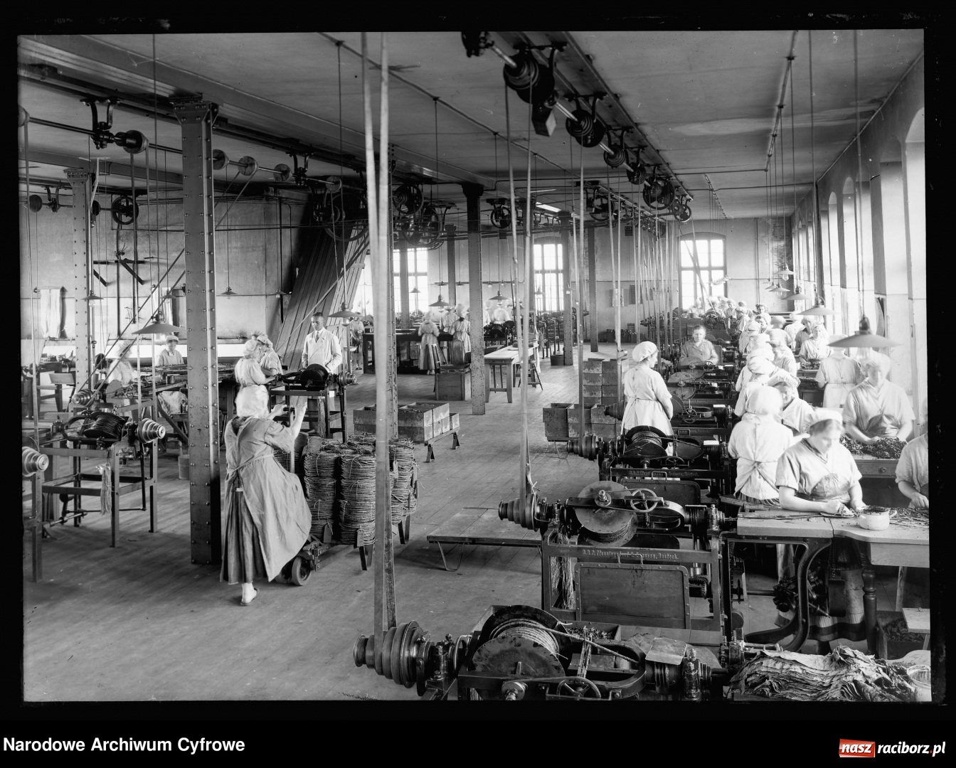 Zdjęcie w galerii na portalu naszraciborz.pl: Raciborskie imperium tytoniowe Domsów na starej fotografii  wiadomości z regionu