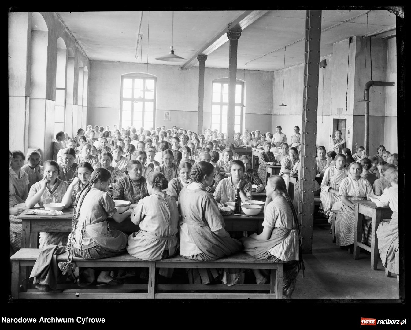 Zdjęcie w galerii na portalu naszraciborz.pl: Raciborskie imperium tytoniowe Domsów na starej fotografii  wiadomości z regionu