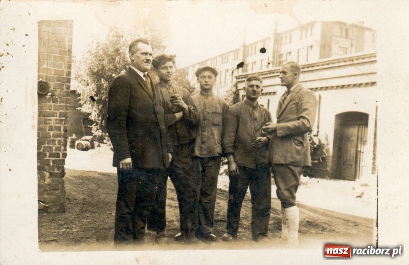 Zdjęcie w galerii na portalu naszraciborz.pl: Raciborskie imperium tytoniowe Domsów na starej fotografii  wiadomości z regionu