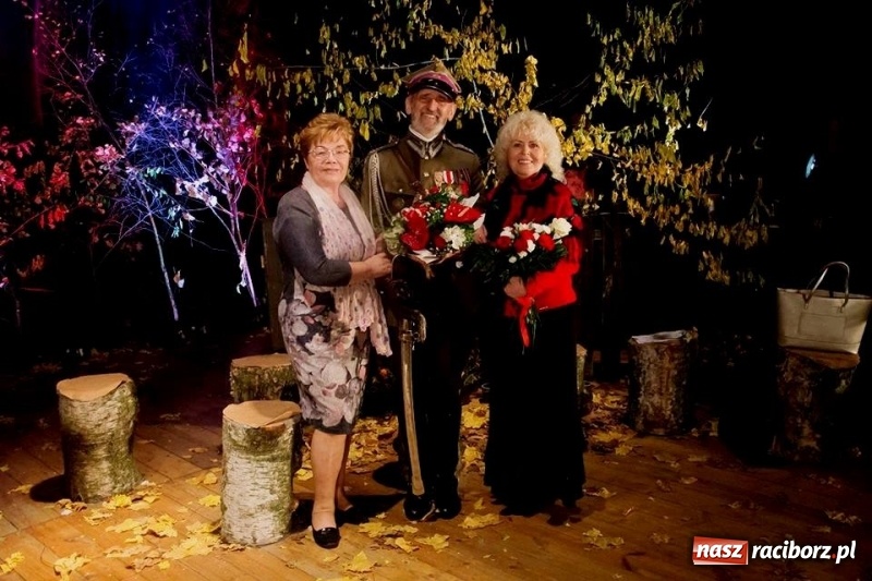 Zdjęcie w galerii na portalu naszraciborz.pl: Seniorzy z Kuźni Raciborskiej stali się aktorami wiadomości z regionu