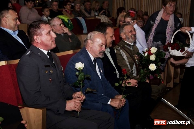 Zdjęcie w galerii na portalu naszraciborz.pl: Seniorzy z Kuźni Raciborskiej stali się aktorami wiadomości z regionu