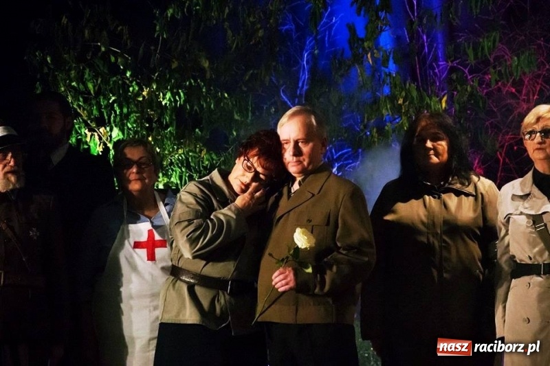 Zdjęcie w galerii na portalu naszraciborz.pl: Seniorzy z Kuźni Raciborskiej stali się aktorami wiadomości z regionu