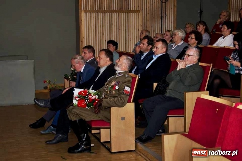 Zdjęcie w galerii na portalu naszraciborz.pl: Seniorzy z Kuźni Raciborskiej stali się aktorami wiadomości z regionu