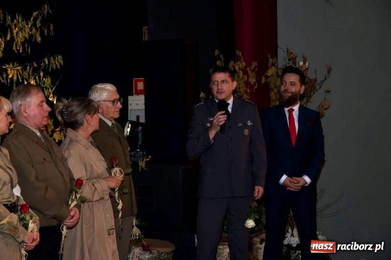 Zdjęcie w galerii na portalu naszraciborz.pl: Seniorzy z Kuźni Raciborskiej stali się aktorami wiadomości z regionu