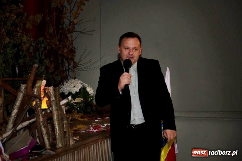 Zdjęcie w galerii na portalu naszraciborz.pl: Seniorzy z Kuźni Raciborskiej stali się aktorami wiadomości z regionu