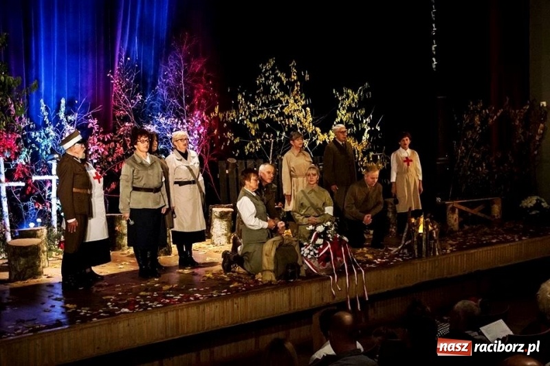 Zdjęcie w galerii na portalu naszraciborz.pl: Seniorzy z Kuźni Raciborskiej stali się aktorami wiadomości z regionu