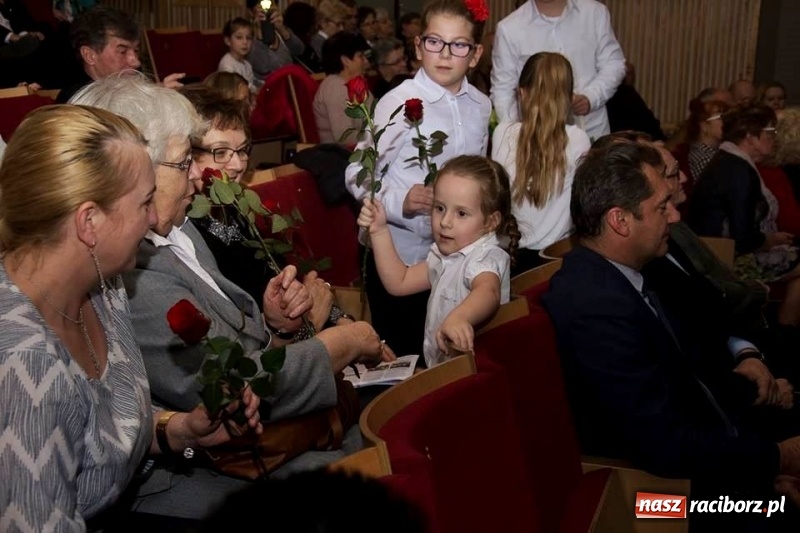 Zdjęcie w galerii na portalu naszraciborz.pl: Seniorzy z Kuźni Raciborskiej stali się aktorami wiadomości z regionu