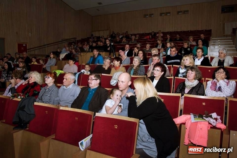 Zdjęcie w galerii na portalu naszraciborz.pl: Seniorzy z Kuźni Raciborskiej stali się aktorami wiadomości z regionu
