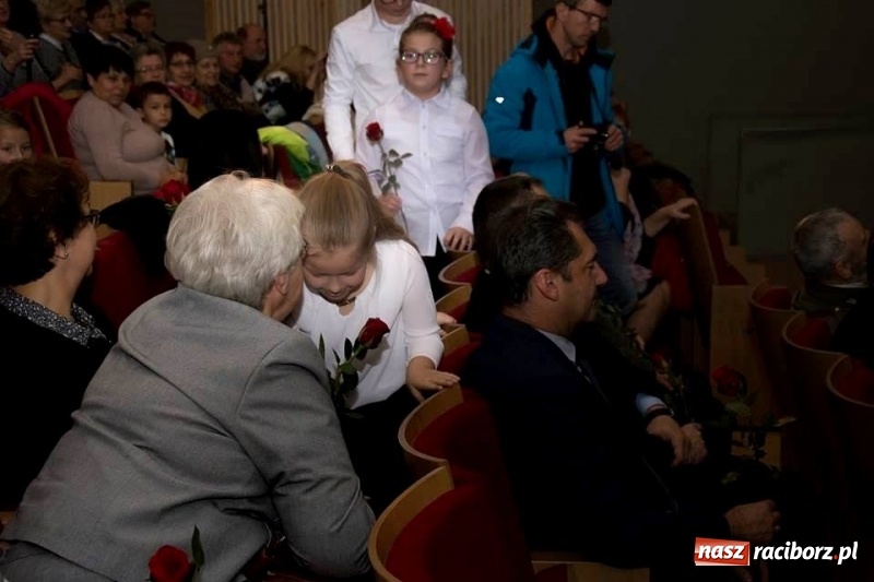 Zdjęcie w galerii na portalu naszraciborz.pl: Seniorzy z Kuźni Raciborskiej stali się aktorami wiadomości z regionu