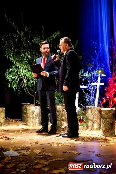 Zdjęcie w galerii na portalu naszraciborz.pl: Seniorzy z Kuźni Raciborskiej stali się aktorami wiadomości z regionu