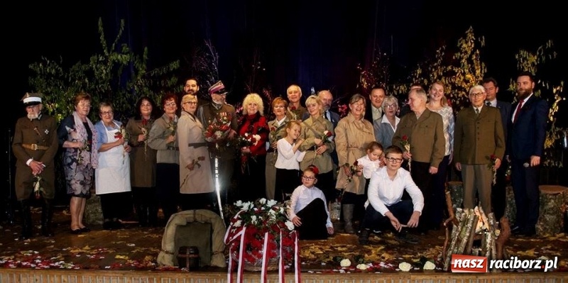 Zdjęcie w galerii na portalu naszraciborz.pl: Seniorzy z Kuźni Raciborskiej stali się aktorami wiadomości z regionu