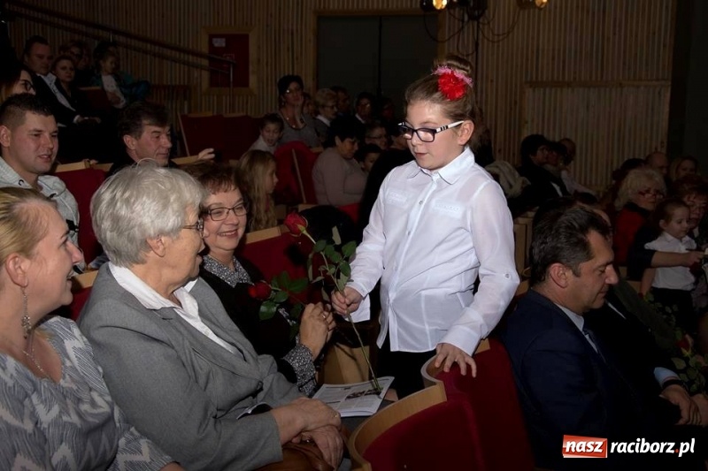 Zdjęcie w galerii na portalu naszraciborz.pl: Seniorzy z Kuźni Raciborskiej stali się aktorami wiadomości z regionu