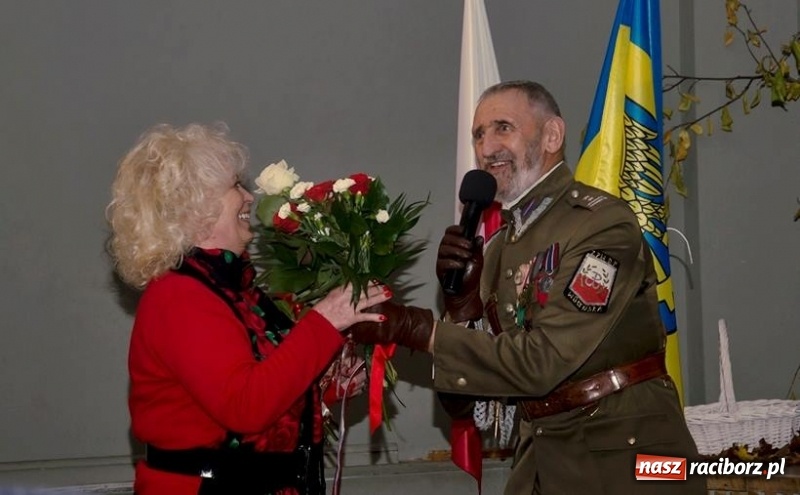 Zdjęcie w galerii na portalu naszraciborz.pl: Seniorzy z Kuźni Raciborskiej stali się aktorami wiadomości z regionu