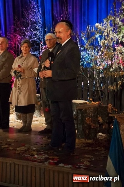 Zdjęcie w galerii na portalu naszraciborz.pl: Seniorzy z Kuźni Raciborskiej stali się aktorami wiadomości z regionu