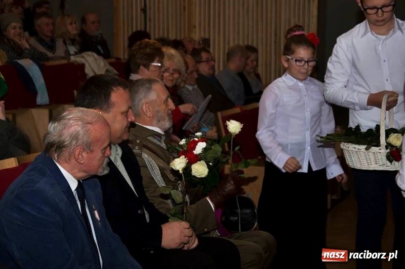 Zdjęcie w galerii na portalu naszraciborz.pl: Seniorzy z Kuźni Raciborskiej stali się aktorami wiadomości z regionu