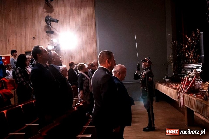 Zdjęcie w galerii na portalu naszraciborz.pl: Seniorzy z Kuźni Raciborskiej stali się aktorami wiadomości z regionu