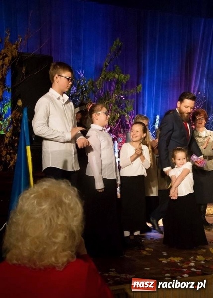 Zdjęcie w galerii na portalu naszraciborz.pl: Seniorzy z Kuźni Raciborskiej stali się aktorami wiadomości z regionu