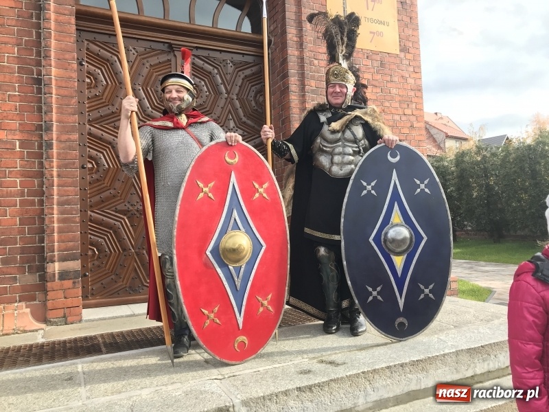 Zdjęcie w galerii na portalu naszraciborz.pl: Rzymscy legioniści na Mszy świętej w Brzeziu wiadomości z regionu