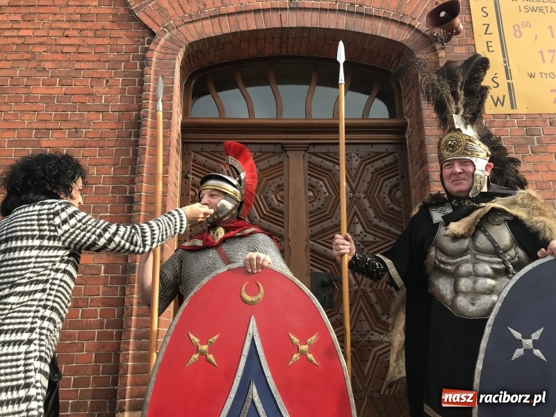 Zdjęcie w galerii na portalu naszraciborz.pl: Rzymscy legioniści na Mszy świętej w Brzeziu wiadomości z regionu