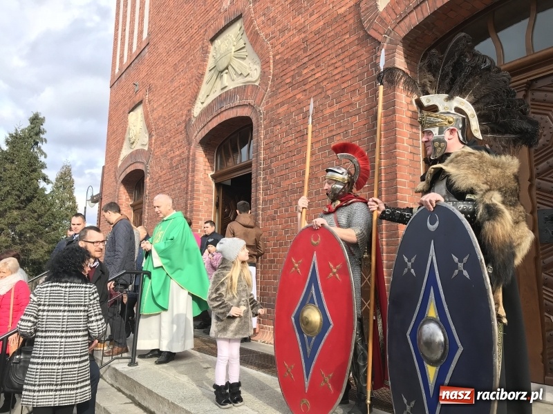 Zdjęcie w galerii na portalu naszraciborz.pl: Rzymscy legioniści na Mszy świętej w Brzeziu wiadomości z regionu