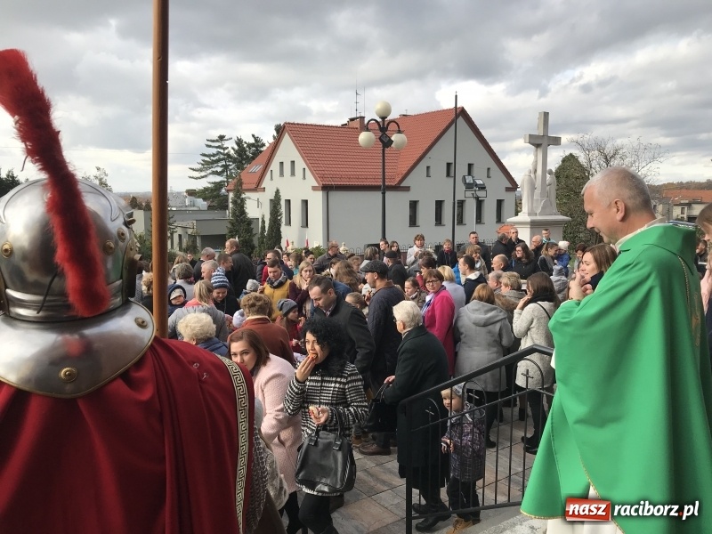 Zdjęcie w galerii na portalu naszraciborz.pl: Rzymscy legioniści na Mszy świętej w Brzeziu wiadomości z regionu