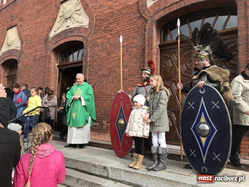 Zdjęcie w galerii na portalu naszraciborz.pl: Rzymscy legioniści na Mszy świętej w Brzeziu wiadomości z regionu