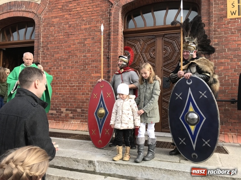 Zdjęcie w galerii na portalu naszraciborz.pl: Rzymscy legioniści na Mszy świętej w Brzeziu wiadomości z regionu