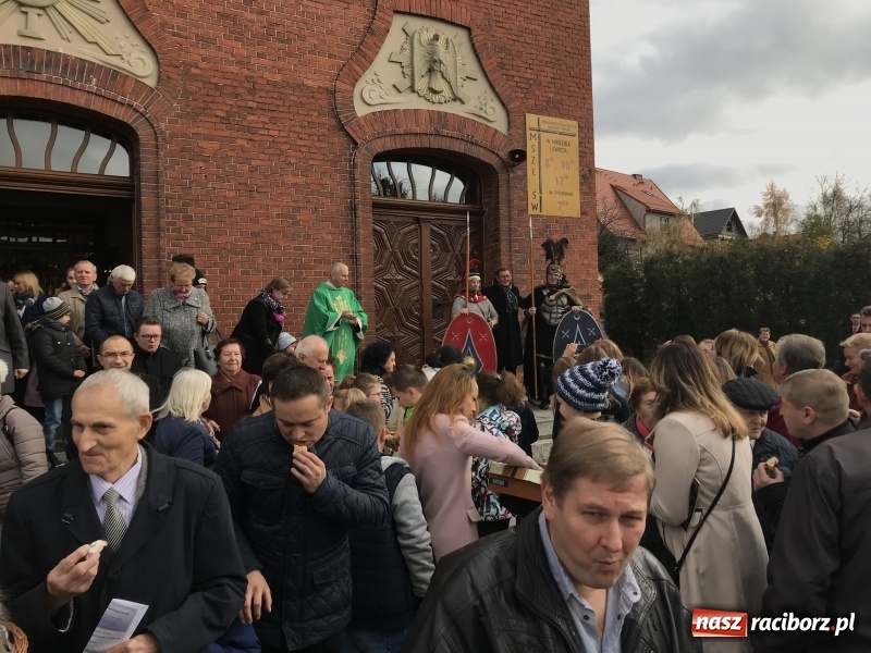 Zdjęcie w galerii na portalu naszraciborz.pl: Rzymscy legioniści na Mszy świętej w Brzeziu wiadomości z regionu