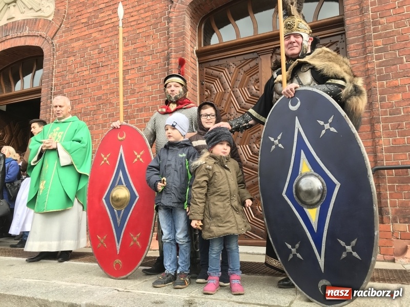 Zdjęcie w galerii na portalu naszraciborz.pl: Rzymscy legioniści na Mszy świętej w Brzeziu wiadomości z regionu