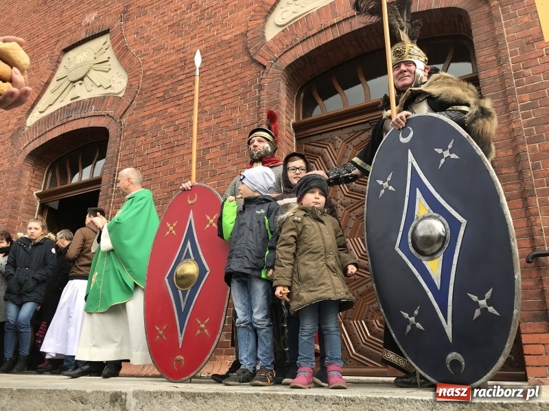 Zdjęcie w galerii na portalu naszraciborz.pl: Rzymscy legioniści na Mszy świętej w Brzeziu wiadomości z regionu
