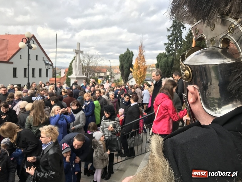 Zdjęcie w galerii na portalu naszraciborz.pl: Rzymscy legioniści na Mszy świętej w Brzeziu wiadomości z regionu