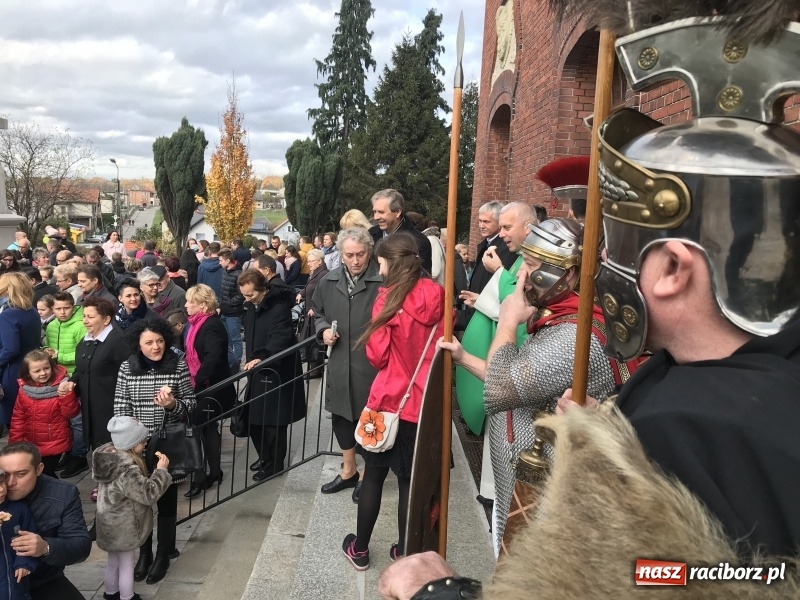 Zdjęcie w galerii na portalu naszraciborz.pl: Rzymscy legioniści na Mszy świętej w Brzeziu wiadomości z regionu