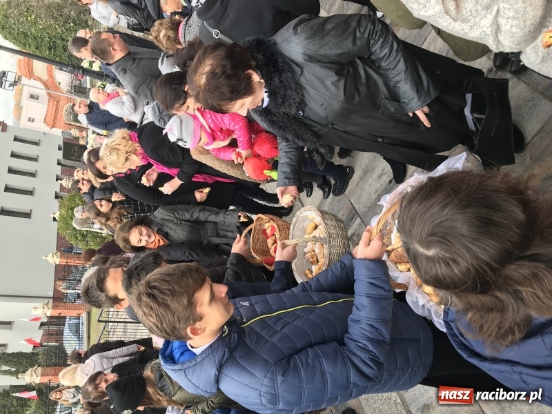 Zdjęcie w galerii na portalu naszraciborz.pl: Rzymscy legioniści na Mszy świętej w Brzeziu wiadomości z regionu