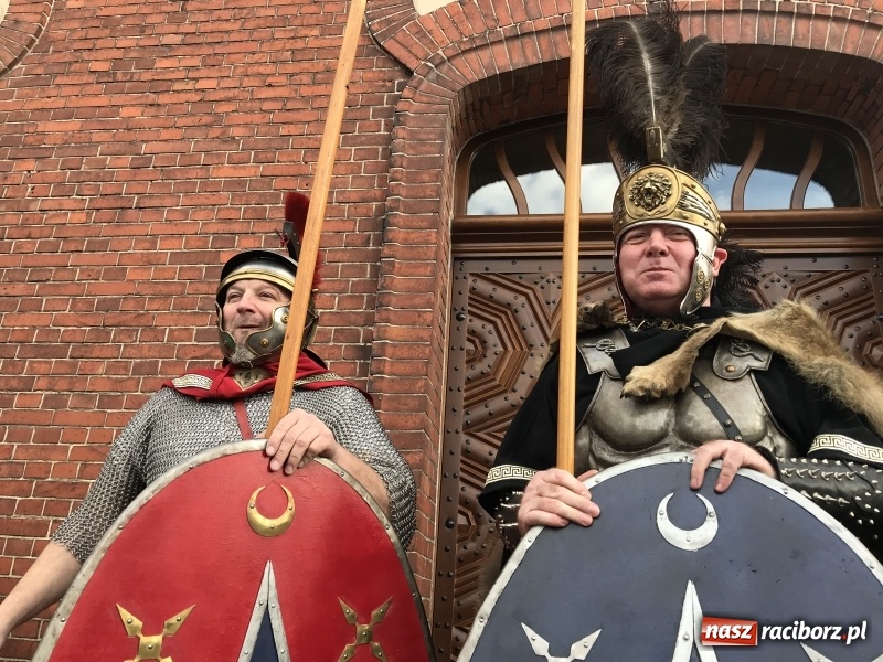 Zdjęcie w galerii na portalu naszraciborz.pl: Rzymscy legioniści na Mszy świętej w Brzeziu wiadomości z regionu