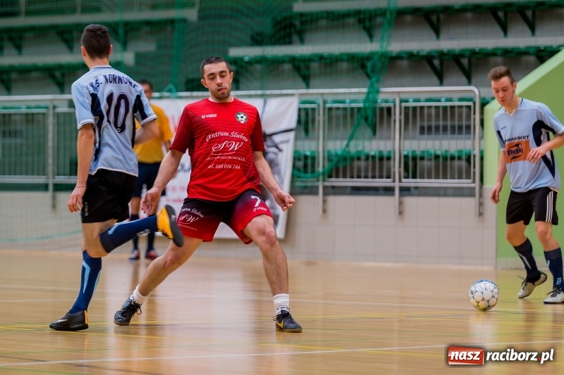 Zdjęcie w galerii na portalu naszraciborz.pl: Halowa Liga Piłki Nożnej: Drużyna Galactick Football lepsza od Cukierni Gianni wiadomości z regionu