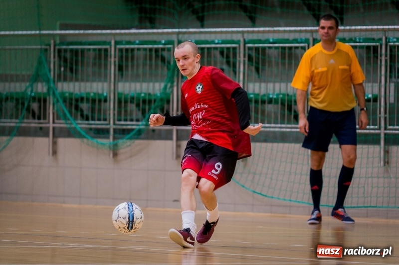 Zdjęcie w galerii na portalu naszraciborz.pl: Halowa Liga Piłki Nożnej: Drużyna Galactick Football lepsza od Cukierni Gianni wiadomości z regionu