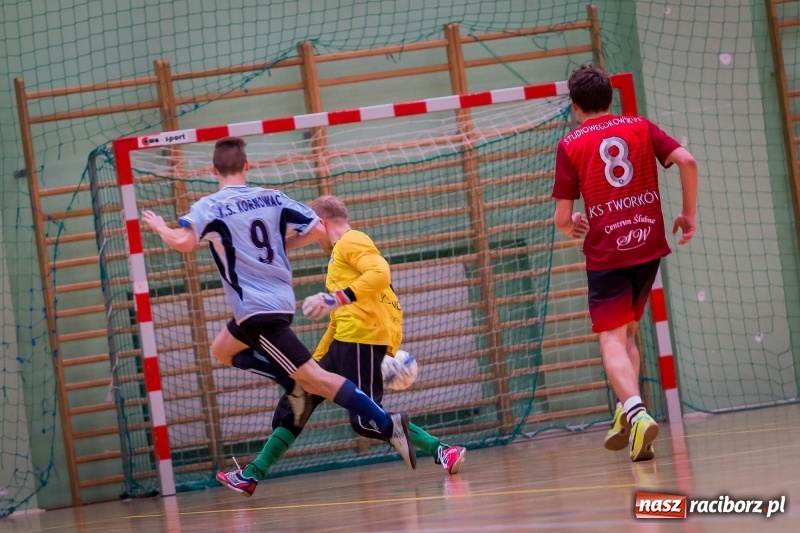 Zdjęcie w galerii na portalu naszraciborz.pl: Halowa Liga Piłki Nożnej: Drużyna Galactick Football lepsza od Cukierni Gianni wiadomości z regionu