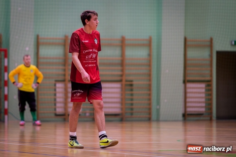 Zdjęcie w galerii na portalu naszraciborz.pl: Halowa Liga Piłki Nożnej: Drużyna Galactick Football lepsza od Cukierni Gianni wiadomości z regionu