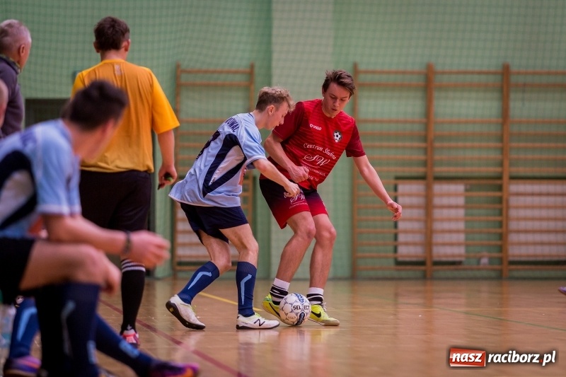 Zdjęcie w galerii na portalu naszraciborz.pl: Halowa Liga Piłki Nożnej: Drużyna Galactick Football lepsza od Cukierni Gianni wiadomości z regionu