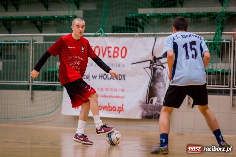 Zdjęcie w galerii na portalu naszraciborz.pl: Halowa Liga Piłki Nożnej: Drużyna Galactick Football lepsza od Cukierni Gianni wiadomości z regionu