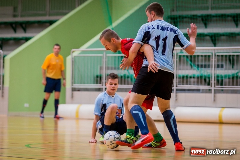 Zdjęcie w galerii na portalu naszraciborz.pl: Halowa Liga Piłki Nożnej: Drużyna Galactick Football lepsza od Cukierni Gianni wiadomości z regionu