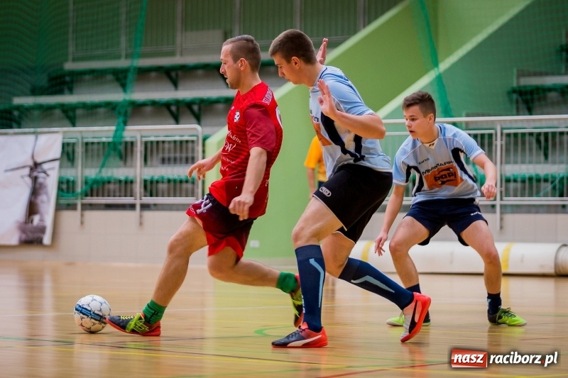 Zdjęcie w galerii na portalu naszraciborz.pl: Halowa Liga Piłki Nożnej: Drużyna Galactick Football lepsza od Cukierni Gianni wiadomości z regionu